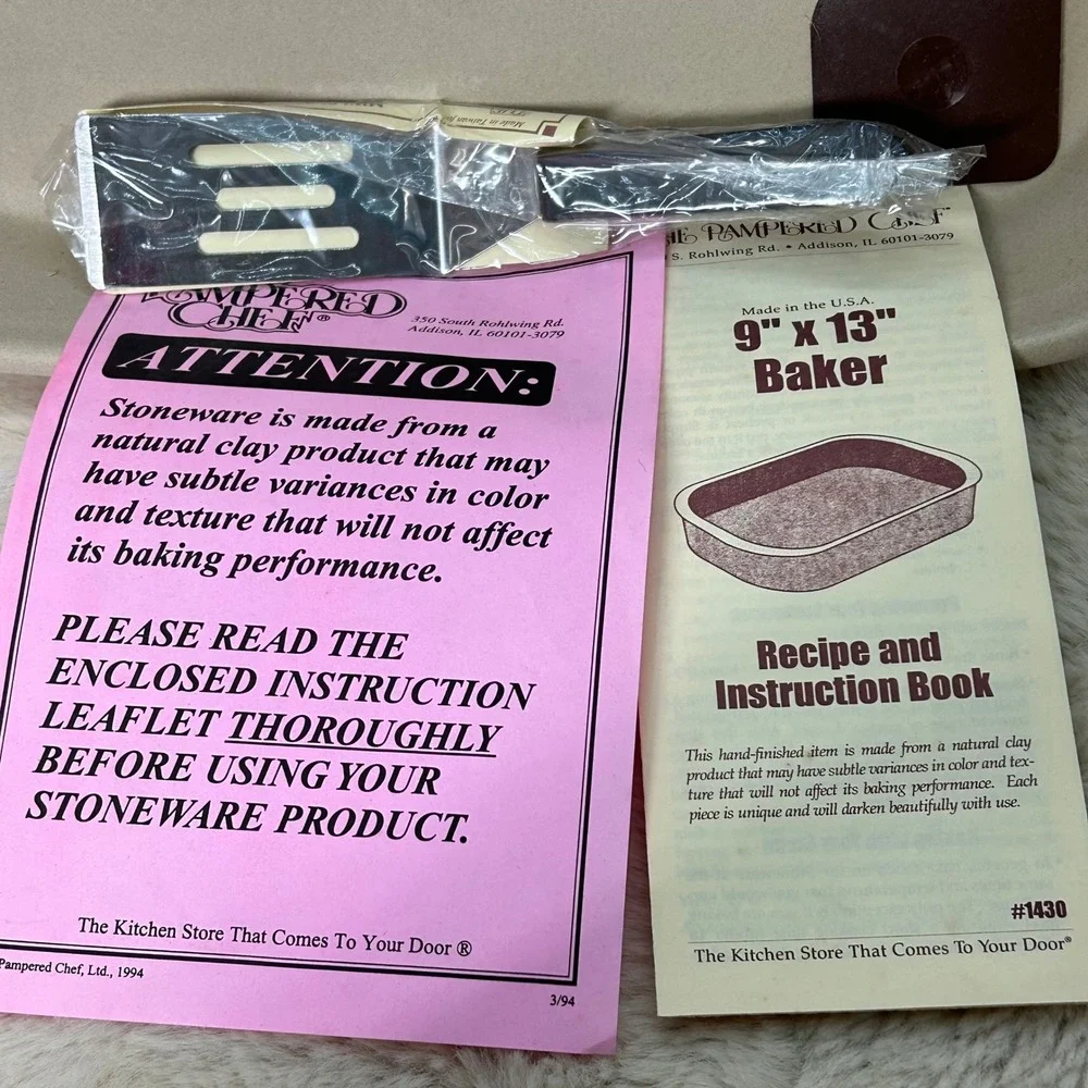 Pampered Chef 9x13 Stoneware Baker Family Heritage Collection  With Mini Spatula